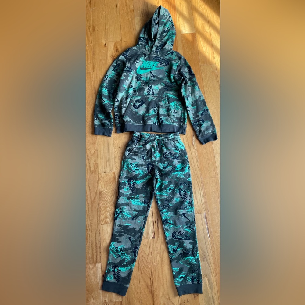 NIKE BOYS HOODIE AND SWEATPANTS